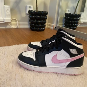 Jordans  - Säljer mina jordans som inte kommer till användning längre, väldigt bra skick Skorna är i storlek 39 men passar även mig som har 38,5-39 