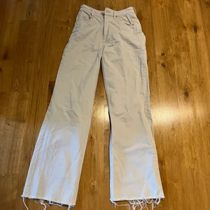 Populära jeans från zara  - Fina jeans från zara i storlek 36, säljer endast pga att jag köpte dom i Spanien och de tyvärr är för små. Jättefin ljus/beige färg och väldigt skönt material.   Frakt tillkommer 