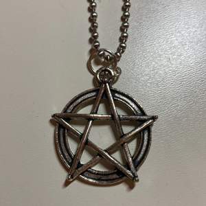 Handgjort pentagram halsband. Berlock mäter ca 3cm på största punkt. Sitter på en ca 26,5cm (stängd!) ballchain.  Köper allt mitt material markerat nyckelfri men ej testat själv. Har dock ej hört någon som har reagerat heller.  Hojta vid frågor!