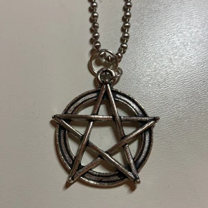 Pentagram Halsband - Handgjort pentagram halsband. Berlock mäter ca 3cm på största punkt. Sitter på en ca 26,5cm (stängd!) ballchain.  Köper allt mitt material markerat nyckelfri men ej testat själv. Har dock ej hört någon som har reagerat heller.  Hojta vid frågor!