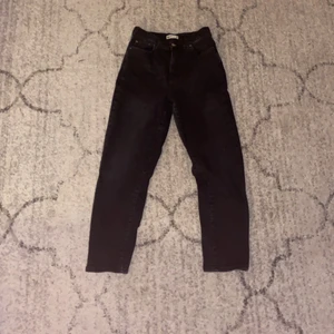 Jeans - Detta är ett par svarta jeans i väldigt bra skick använda ca 3-4 gånger, köpta på ginatrico.Jag köpte dessa för 500kr men eftersom att jag knappt har använt de så säljer jag de för 350kr+ frak som betalas av köparen.😀