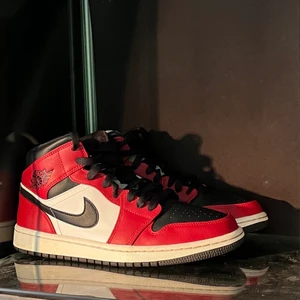 Jordan 1 mid chicago blacktoe  - Jordan 1 mid chicago blacktoe i storlek 40,5! 🔥Klassik färg🔥 🦋Mycket bra skick🦋 🍀Vid frågor eller fler bidler är det bara att kontakta mig🍀 Fraktar eller möts upp i Stockholm 🎉Pris kan diskuteras bid snabb affär🎉