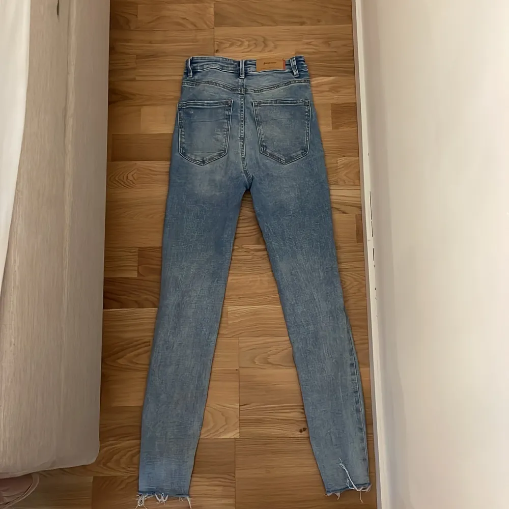 Ett par högmidjade jeans från (Stradivarius) Storlek: 34. Jeans & Byxor.
