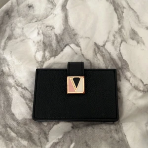 Korthållare  - Säljer min oanvända korthållare från Victoria Secret. Nypris: 300kr