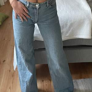 Fina jeans som inte kommer till användning. Kommer ifrån monki. Byxorna är som nya och är knappt använda. Dom är midreise.