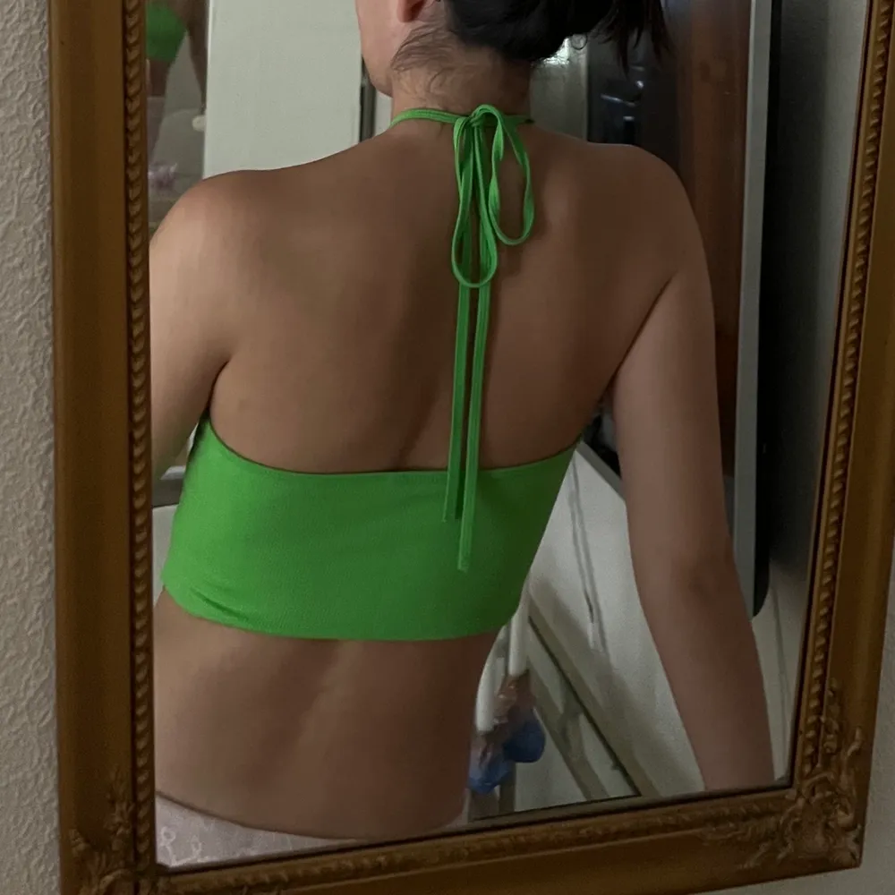 Så snygg grön croptop med halterneck! Knyts i nacken. Från Zara. Använt 1-2 gånger. Köpare står för frakt(26kr)! . Toppar.