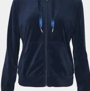 Marin Blå gina tricos tröja - Säljer min marin blåa tröja ifrån gina tricos, säljer för att den inte kommer till användning längre. Köpt för 350kr säljer för 250💗Och är storlek xs