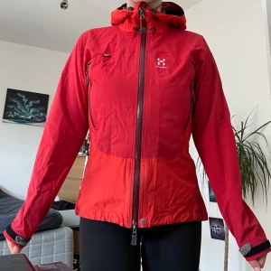 Haglöfsjacka - Snygg gore-tex jacka från Haglöfs. Använt skick, lite sliten i sömmarna i nacken och karborbanden vid händerna.
