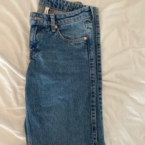 Arrow jeans från weekday!! - Säljer mina blåa jeans från weekday i modelen Arrow och storleken 25/32 som tyvärr är för små för mig, Jätte bra skick använt Max 2 ggr!!