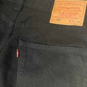 Levi’s Jeans 501  - Levi’s Jeans 501 Regular fit Passar 170-180 M/L W33 L32 Helt oandvända dem ligger i garderoben o samlar dam, så absolut inga slitningar i jeansen jätte mjuka o sköna och stilrena och Bra kvalite. Köpte på Boozt för 1200kr