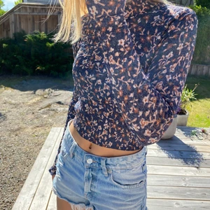 Glittrig topp från Zara - Säljer min glittriga topp från zara med coola detaljer💙🖤