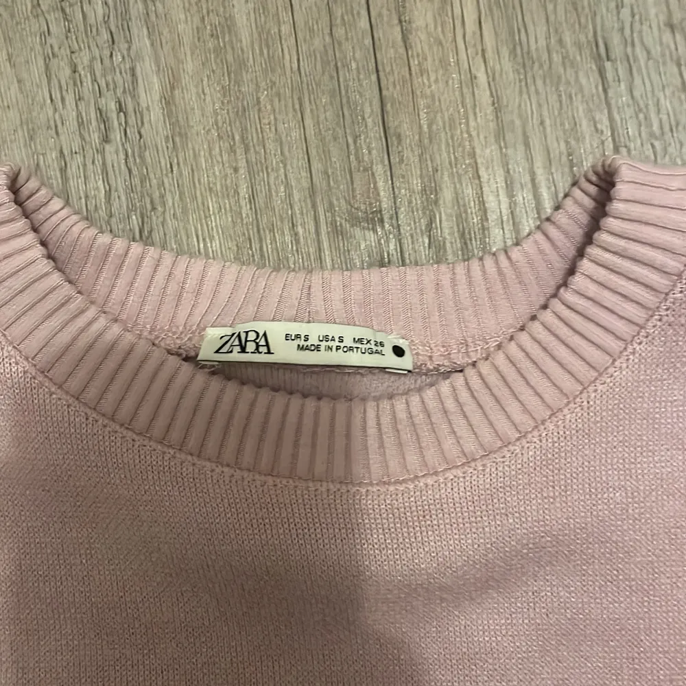 Jättefin rosa zara t-shirt som passar till så gott som alla byxor och kjolar och som är slutsåld på zaras hemsida💞 knappt använd och jag säljer eftersom att jag har en annan liknande. T-shirts.