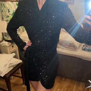 Glitterklänning från ZARA - Säljer min helt oanvända glitterklänning från Zara. Helt täckt i paljetter som knyts vid höften, väldigt bekväm i stretchigt material! Köpt för 699kr i storlek XS.
