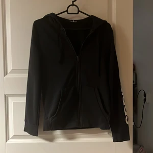 Adidas - Adidas huvtröja. Storlek xs/S Köparen står för frakten