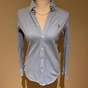 Ralph lauren skjorta  - En superfin blå Ralph Lauren skjorta som inte är använd så många gånger! Köpt för 1195kr! Pris kanske kan diskuteras