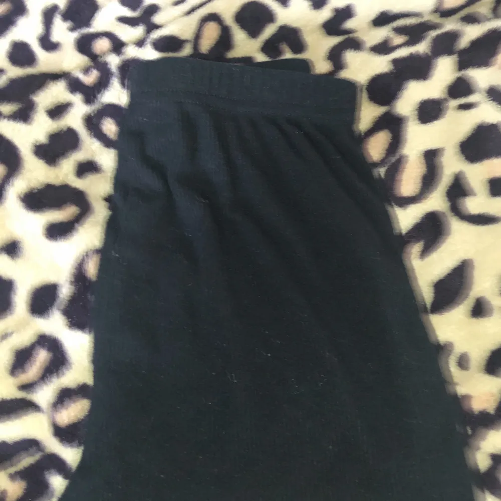 Säljer dessa svarta shorts, kontakta mig om du är intresserad 😊❤️ Köpare står för frakt 🫶🏻 . Shorts.