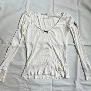 Odd Molly Tröja L/S - Vit långärmad Odd Molly tröja med jättefin passform! Passar från XS till M beroende på hur tajt man vill ha den, den är mjuk i materialet och kan stretchas ut! <3