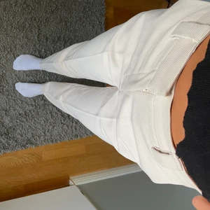 Kostymbyxor i beige från NAKD - Kostymbyxor från nakd  