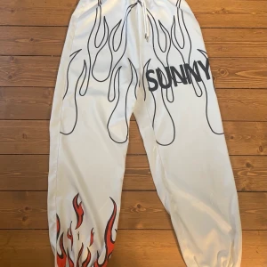 Jättefina vita mysbyxor🤍 - Fina vita mysbyxor med tryck på.🤍 Aldrig använda pga att de är för långa för mig som är 157cm. Bra skick!