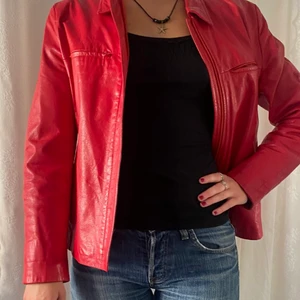 Skinnjacka  - Jättecool röd skinnjacka! Använt ett antal gånger men fortfarande i superskick!❤️ den är i storlek XL men sitter jättesnyggt oversized på mig som brukar ha S❤️   OBS köpare står för den eventuella frakten❤️
