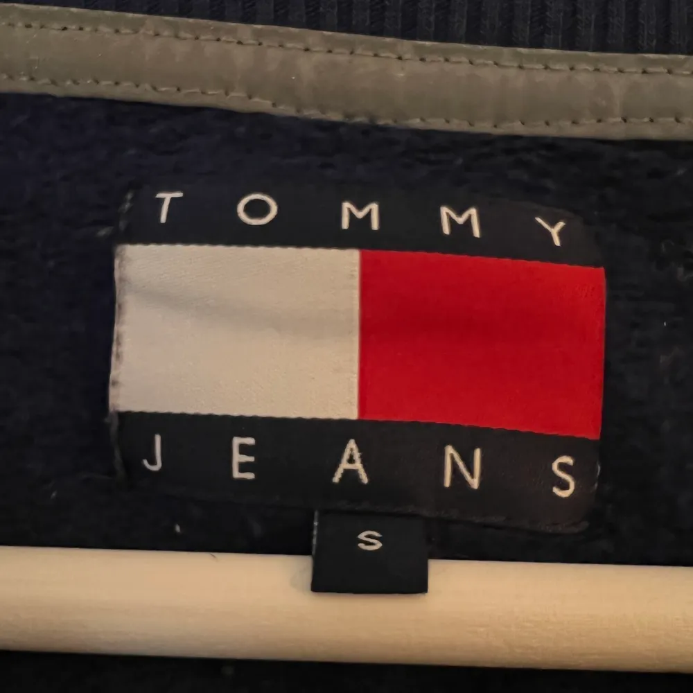 Storlek S men passar ävenXS- M Aldrig använd enbart testad Köptes för 995 i Tommy hilfiger butik. . Neuletakit & Villapaidat.