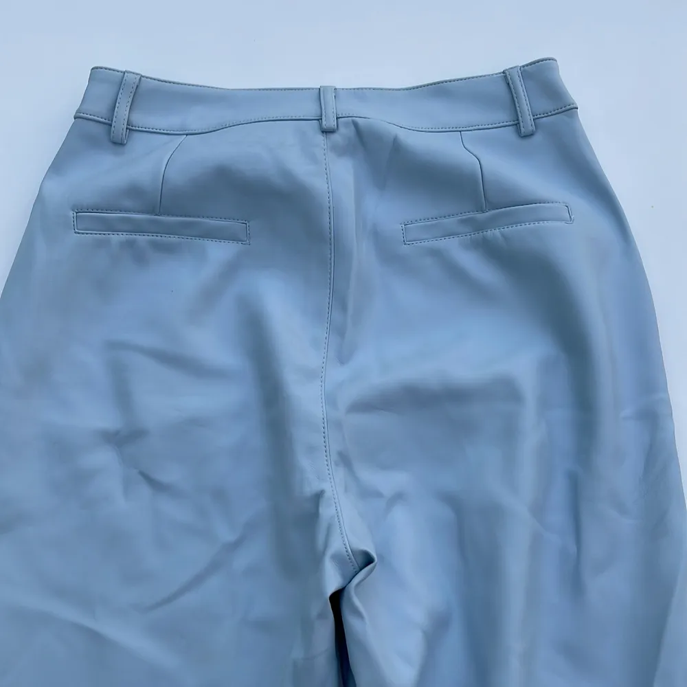 Blå skinnbyxa från Gina tricot! Använda 1 gång. Super stretchiga passar mig storlek 36/38 men lite korta (172 cm). De är stuprör modell!🦋. Jeans & Byxor.