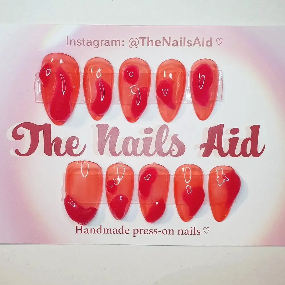 Jelly red naglar handmålade press-on naglar ! (naglar man limmar på) super fina ❤️   • Kolla in @TheNailsAid på instagram för fler designs och detaljer ! följ gärna 💗🌸 . Övrigt.