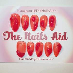 Jelly red naglar handmålade press-on naglar ! (naglar man limmar på) super fina ❤️   • Kolla in @TheNailsAid på instagram för fler designs och detaljer ! följ gärna 💗🌸 