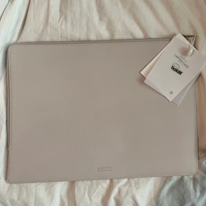 Laptopfodral/Datafodral holdit - Helt nytt laptopfodral pris lappen kvar jättefint men ångra mig med färgen💗 Färgen är Light Beige och nypriset 399kr Innermåtten är 32,5 x 22,7cm💗 Köparen står för frakten