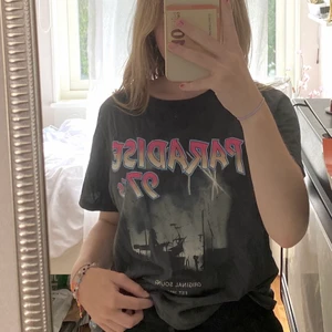 T-shirt med tryck - T-shirt med tryck i storlek L som passar perfekt som lite oversized på mig som är c 154cm. Ganska bra skick, men råkade beställa 2 likadana så just denna är inte så använd, men säljer för billigare ändå. Väldigt skön också, skulle verkligen rekommendera!