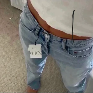 Zara jeans - Storlek 40 men väldigt småa i storlek så passar 38 och 36  Nypris 400