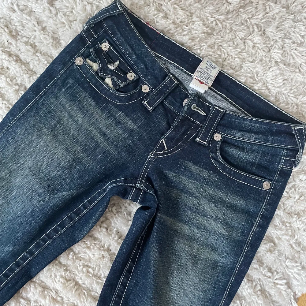 Jeans från true religion i storlek 25, låga i midjan!  Säljer pga för små för mig.  Bra skick🌸 Köpare står för frakt. . Jeans & Byxor.