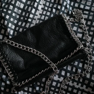 Tiamo väska  - Säljer den populära tiamoväskan, då den inte används. I perfekt skick, passar till allt samt rymlig och tar inte mycket plats när man ska iväg. Pris kan diskuteras💘💘