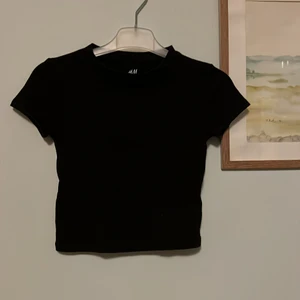 Svart ribbad tajt magtröja t-shirt  - Svart ribbad tröja 