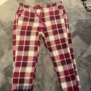 Pyjamasbyxor  - Pyjamasbyxor säljs för jag köpte fel storlek det står storlek m men sitter som s har lite glitter i sig typ 