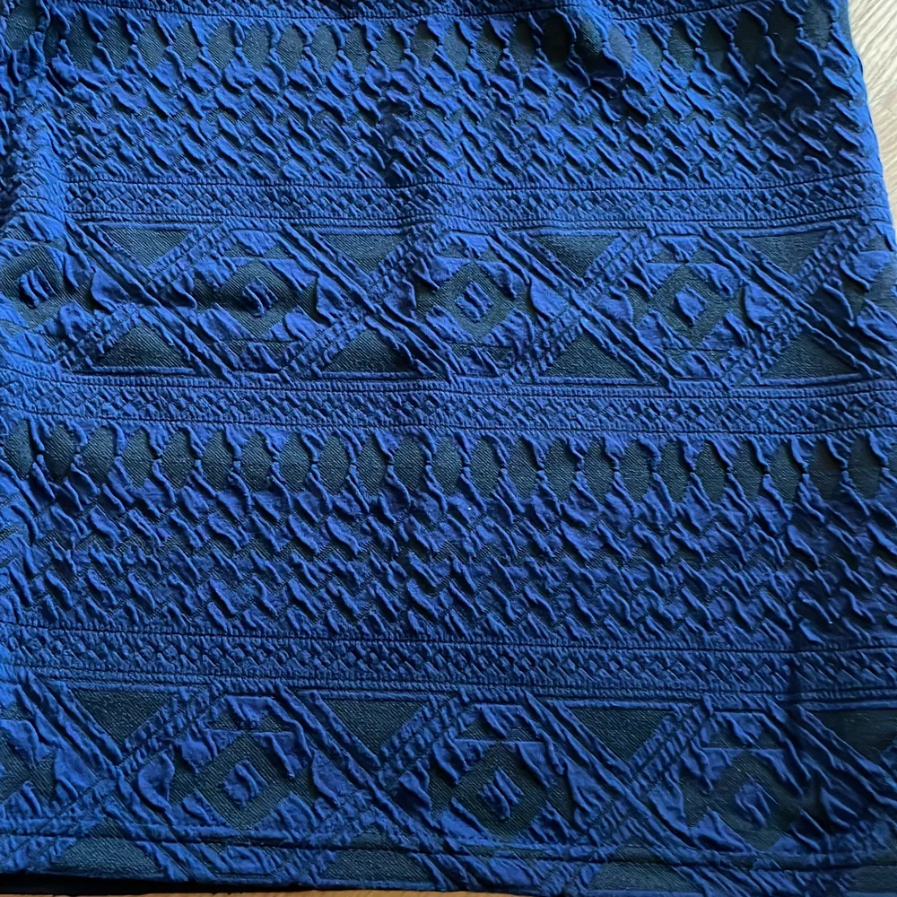 Marinblå mönstrad kjol från Cubus. Storlek: S. Kjolar.