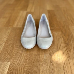 Mjuka ballerinaskor i silver  - Marc O’Polo Ballerinaskor i skimrande silver gjorda i lent skin som påminner om mocka. 