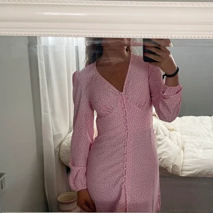 Rosa sommarklänning  - Sommarklänning från NA-KD… Använd 1 gång så som i nyskick💖 Säljes pågrund av att den inte kommer till användning.