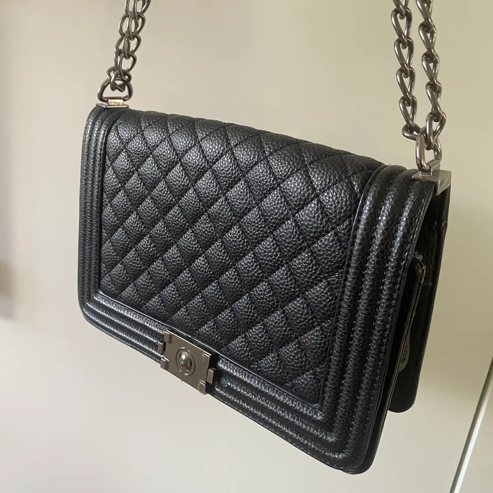 Fin svart väska med justerbar kedja✨medium stor och är bara använd 1 gång !frakt tillkommer💗. Väskor.