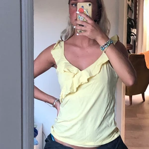 Topp - Gult linne från esprit. Storlek står inte men skulle säga Small. Skriv för fler bilder eller vid frågor :) 