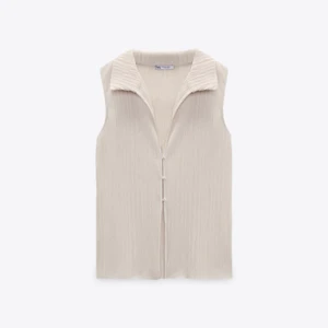 Topp ifrån zara  - säljer denna topp ifrån zara! aldrig andvänd, passar ej mig! frakt på 35kr tillkommer. skriv för frågor/ fler bilder 