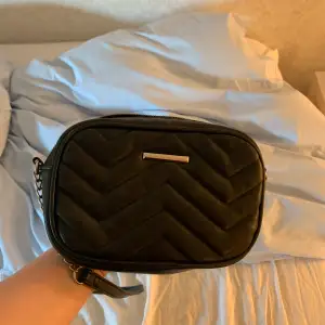 svart gullig handväska 