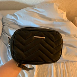 Svart handväska  - svart gullig handväska 