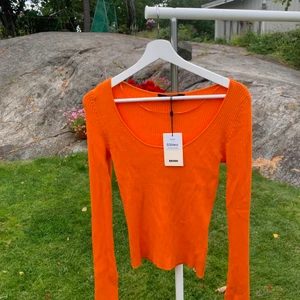 Orange topp - Så snygg orange topp som tyvärr var lite för stor, helt ny men hann ej lämna tillbaka🧡 Köpt för 299kr