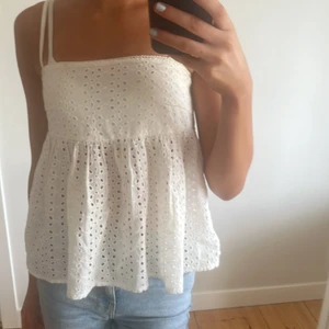Vit fin topp - Säljer denna superfina viga toppen från Bikbok då jag Inge fått användning av den. Har ett superfint mönster som är gjort av ”hål”. Har reglerbara band och streckigt tyg. Köpt för någon månad sedan för ungefär 350 kr❤️
