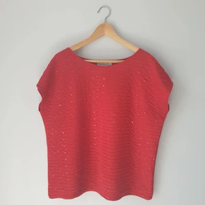 Fyrkantig tröja med glittrande klister - En fin tröja med glittrande klister från Ted Nicol. Storlek 48 men passar för mindre med bälte som visar fram midjan.