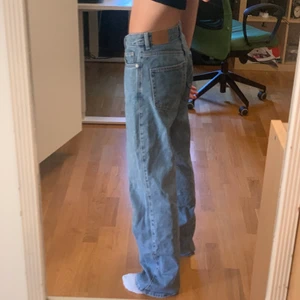Coola jeans  - Skitsnygga blåa jeans från weekday. Sitter oversize på mig som vanligtvis har xs/s. W26. 