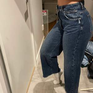 Jeans från A-brand, vida/raka i modellen med fransad kant. Passar 36-större 38a