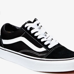 Vans 39 - Säljer ett par vans 39, använda och syns på  sidan på det vita (svarta märken)