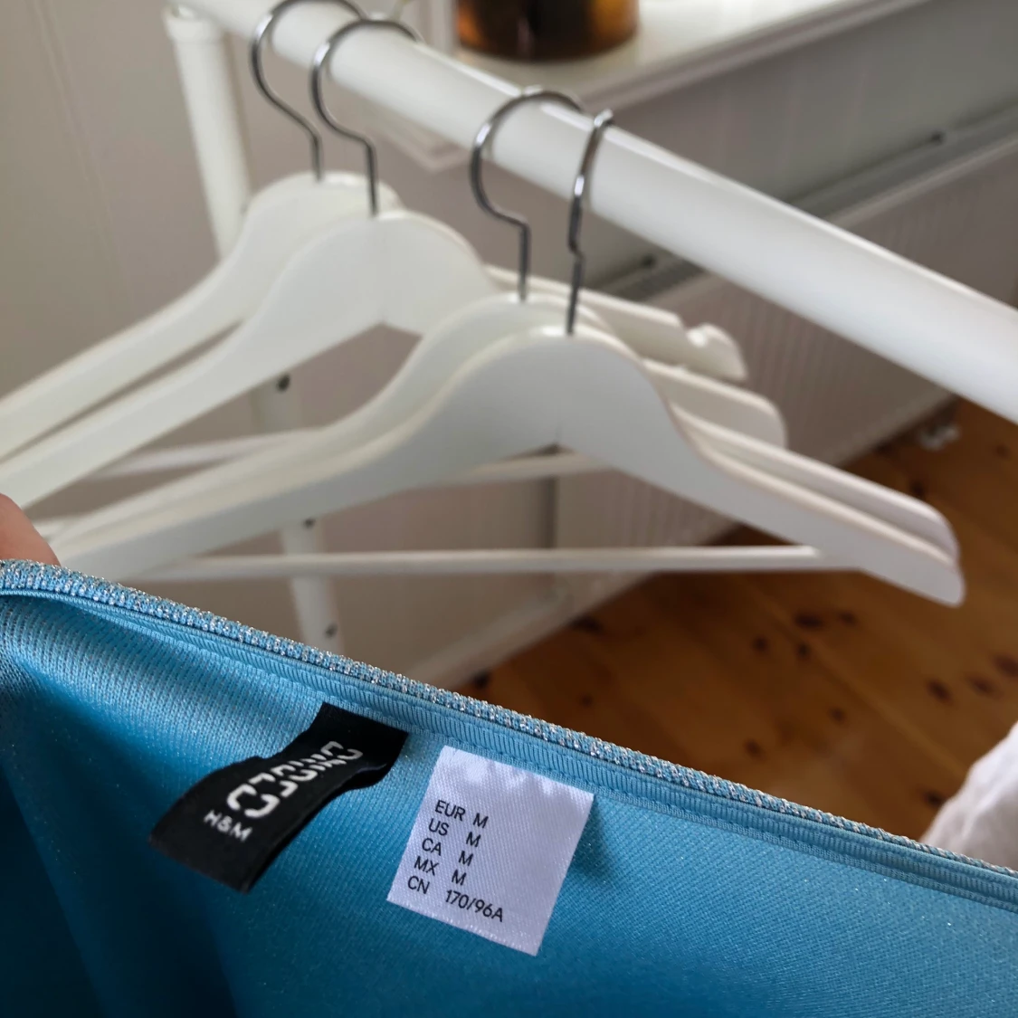 Blå glittrig festklänning från HM stl M - 91